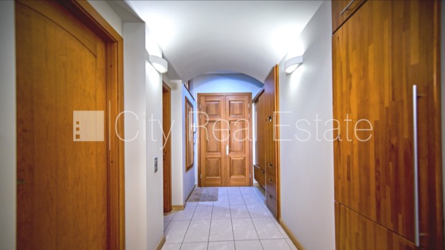 Sludinājumi. Fasādes māja, renovēta māja, ieeja no ielas, kāpņu telpa pēc kapitālā remonta, logi vērsti mājas Cena: 700 EUR/mēn Foto #6