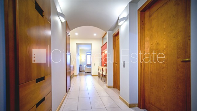 Sludinājumi. Fasādes māja, renovēta māja, ieeja no ielas, kāpņu telpa pēc kapitālā remonta, logi vērsti mājas Cena: 700 EUR/mēn Foto #7