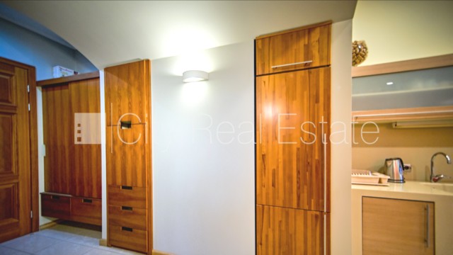 Sludinājumi. Fasādes māja, renovēta māja, ieeja no ielas, kāpņu telpa pēc kapitālā remonta, logi vērsti mājas Cena: 700 EUR/mēn Foto #8