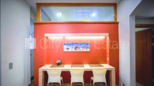 Sludinājumi. Fasādes māja, renovēta māja, ieeja no ielas, kāpņu telpa pēc kapitālā remonta, logi vērsti mājas Cena: 700 EUR/mēn Foto #9