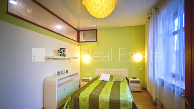 Sludinājumi. Fasādes māja, renovēta māja, ieeja no ielas, kāpņu telpa pēc kapitālā remonta, logi vērsti mājas Cena: 700 EUR/mēn Foto #10