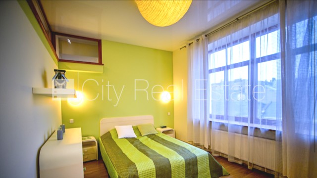 Sludinājumi. Fasādes māja, renovēta māja, ieeja no ielas, kāpņu telpa pēc kapitālā remonta, logi vērsti mājas Cena: 700 EUR/mēn Foto #11