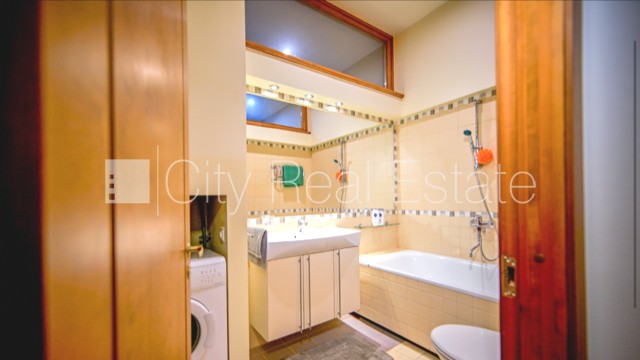 Sludinājumi. Fasādes māja, renovēta māja, ieeja no ielas, kāpņu telpa pēc kapitālā remonta, logi vērsti mājas Cena: 700 EUR/mēn Foto #12