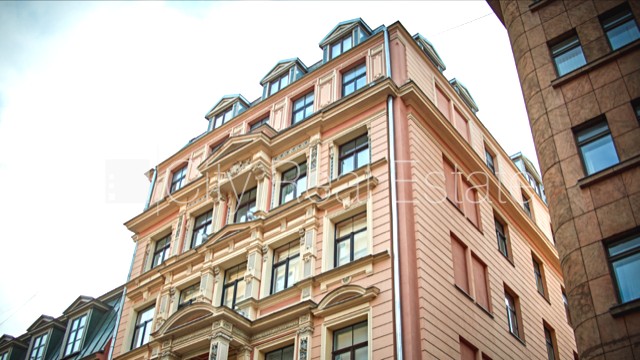 Sludinājumi. Fasādes māja, renovēta māja, ieeja no ielas, kāpņu telpa pēc kapitālā remonta, logi vērsti mājas Cena: 700 EUR/mēn Foto #13