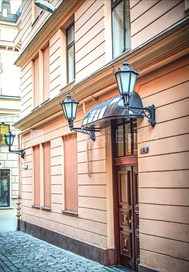 Sludinājumi. Fasādes māja, renovēta māja, ieeja no ielas, kāpņu telpa pēc kapitālā remonta, logi vērsti mājas Cena: 700 EUR/mēn Foto #14