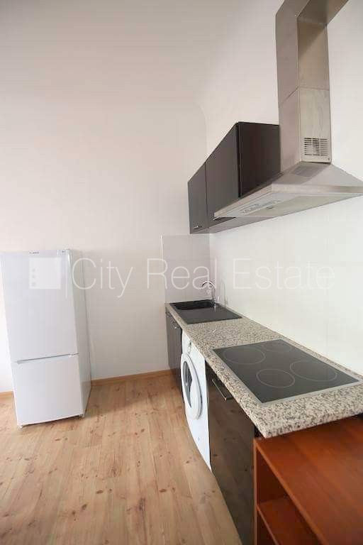 Sludinājumi. Fasādes māja, renovēta māja, ieeja no ielas, ir lifts, kāpņu telpa pēc kapitālā remonta, logi Cena: 445 EUR/mēn Foto #3