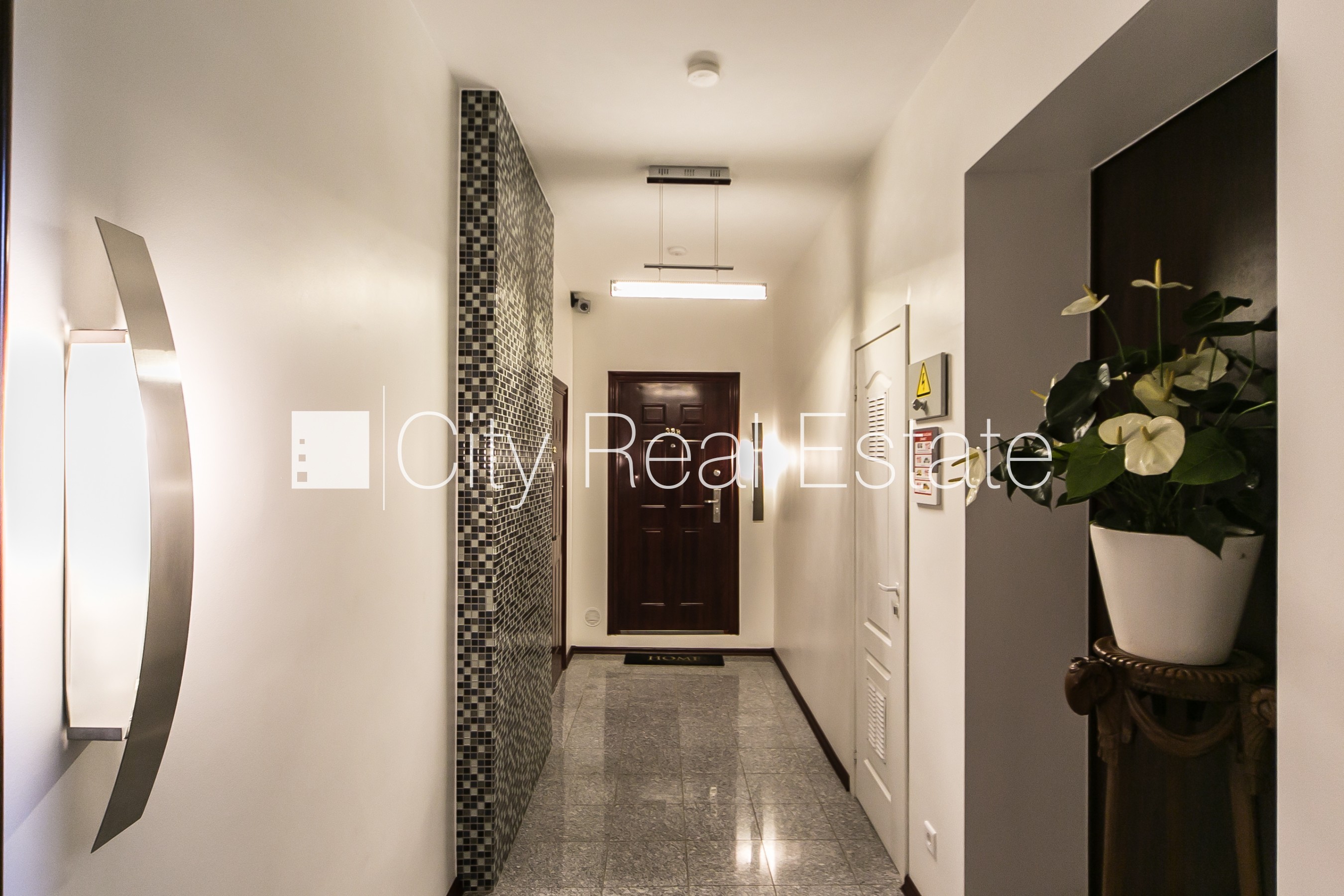 Sludinājumi. Fasādes māja, renovēta māja, ieeja no ielas, ir lifts, kāpņu telpa pēc kapitālā remonta, logi Cena: 445 EUR/mēn Foto #11