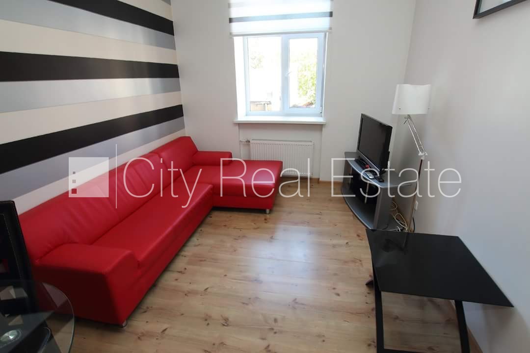 Sludinājumi. Fasādes māja, renovēta māja, ieeja no ielas, ir lifts, kāpņu telpa pēc kapitālā remonta, logi Cena: 445 EUR/mēn Foto #4