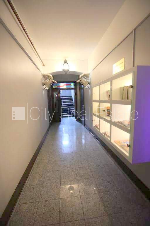 Sludinājumi. Fasādes māja, renovēta māja, ieeja no ielas, ir lifts, kāpņu telpa pēc kapitālā remonta, logi Cena: 445 EUR/mēn Foto #12