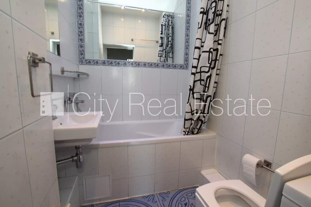 Sludinājumi. Fasādes māja, renovēta māja, ieeja no ielas, ir lifts, kāpņu telpa pēc kapitālā remonta, logi Cena: 445 EUR/mēn Foto #9