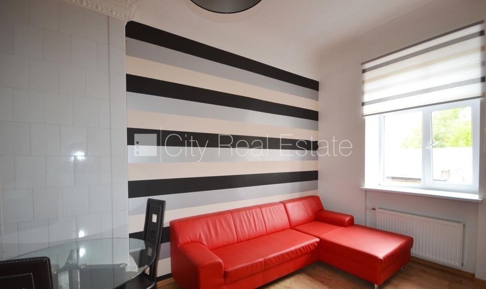 Sludinājumi. Fasādes māja, renovēta māja, ieeja no ielas, ir lifts, kāpņu telpa pēc kapitālā remonta, logi Cena: 445 EUR/mēn Foto #5