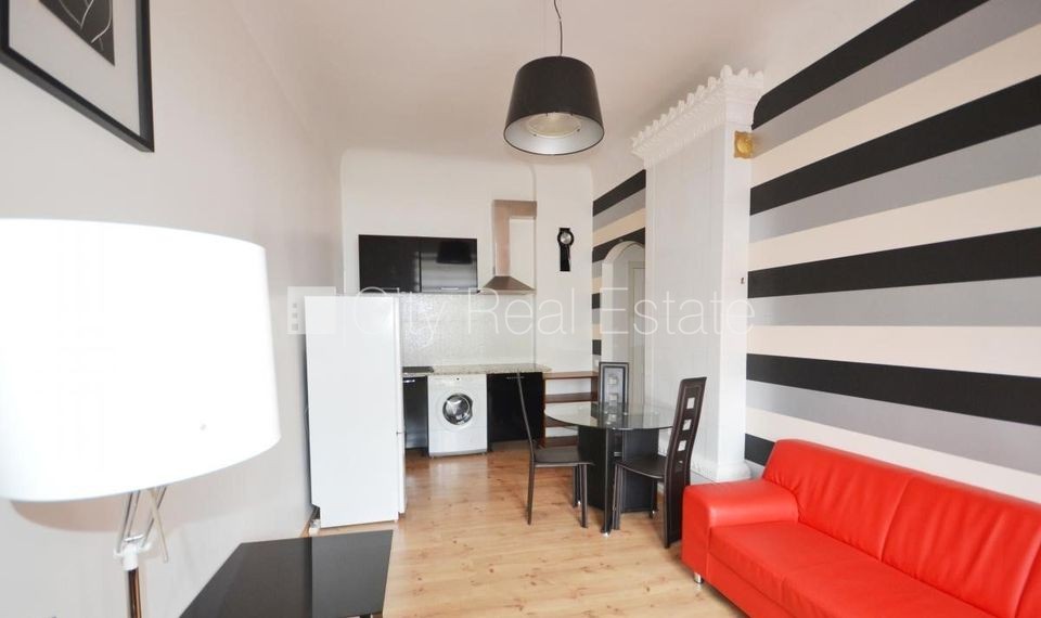 Sludinājumi. Fasādes māja, renovēta māja, ieeja no ielas, ir lifts, kāpņu telpa pēc kapitālā remonta, logi Cena: 445 EUR/mēn Foto #1