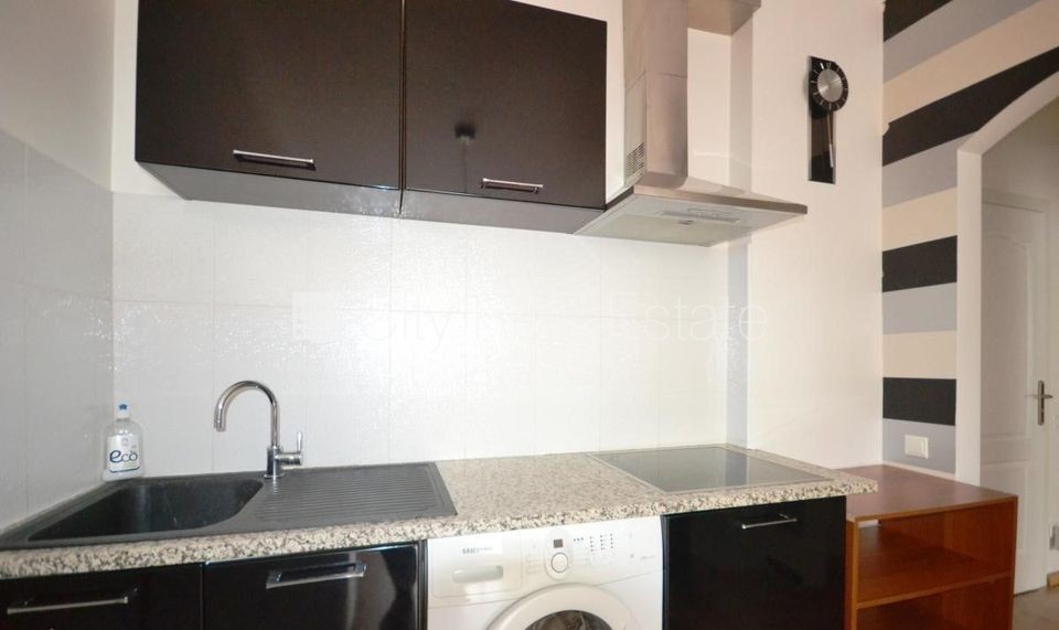 Sludinājumi. Fasādes māja, renovēta māja, ieeja no ielas, ir lifts, kāpņu telpa pēc kapitālā remonta, logi Cena: 445 EUR/mēn Foto #2