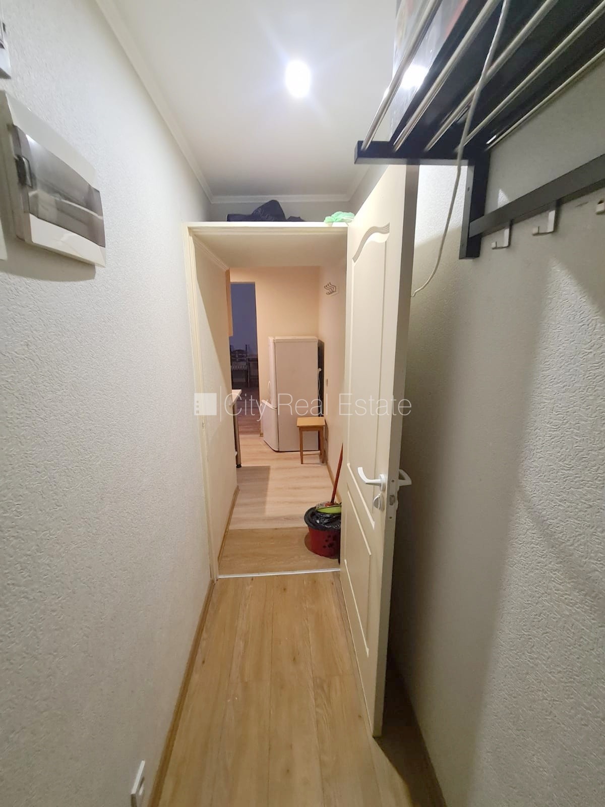 Sludinājumi. Fasādes māja, ieeja no ielas, logi vērsti uz pagalma pusi, istaba izolēta 18 m2, augstie griesti, Cena: 210 EUR/mēn Foto #15