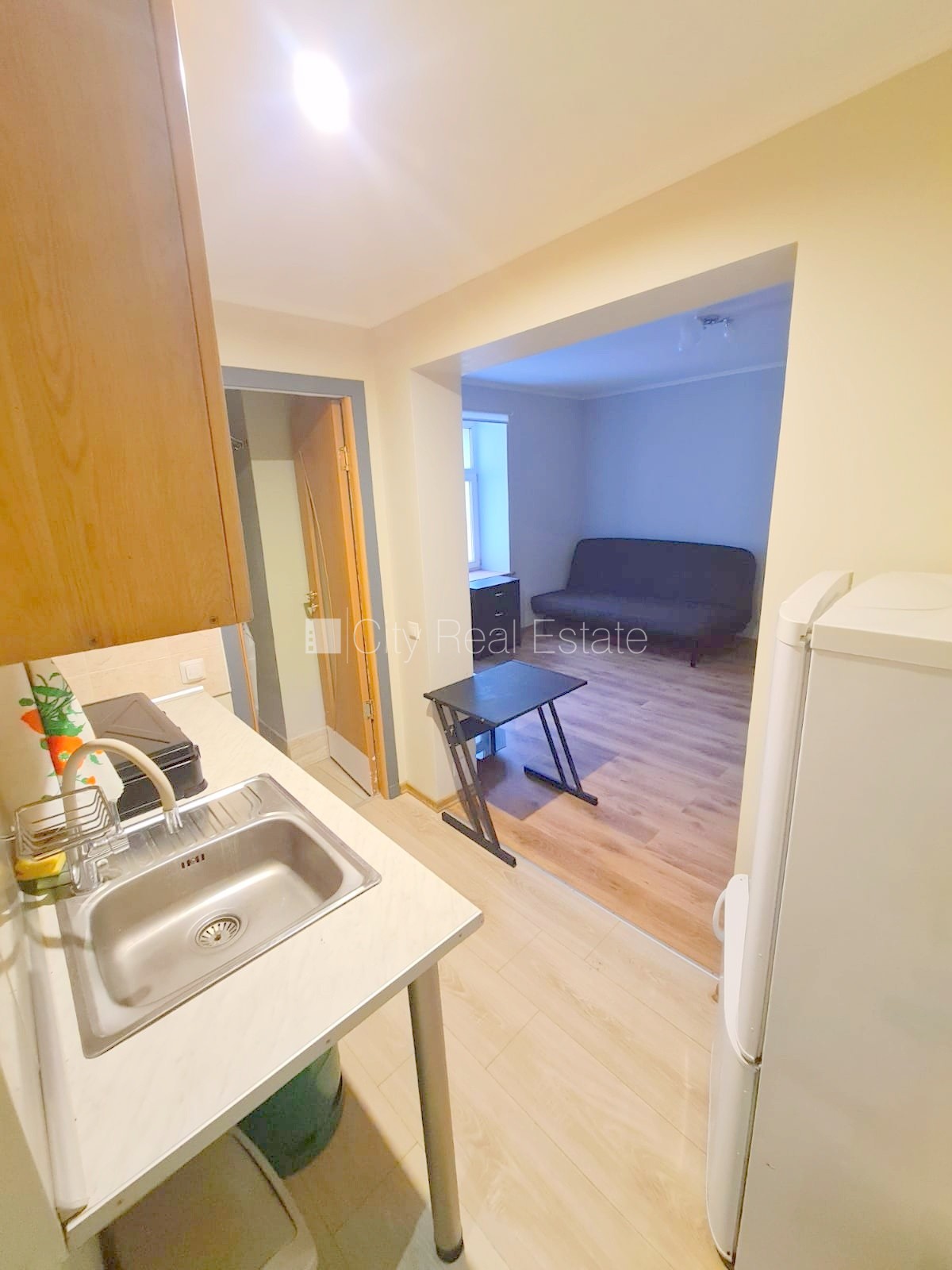 Sludinājumi. Fasādes māja, ieeja no ielas, logi vērsti uz pagalma pusi, istaba izolēta 18 m2, augstie griesti, Cena: 210 EUR/mēn Foto #9