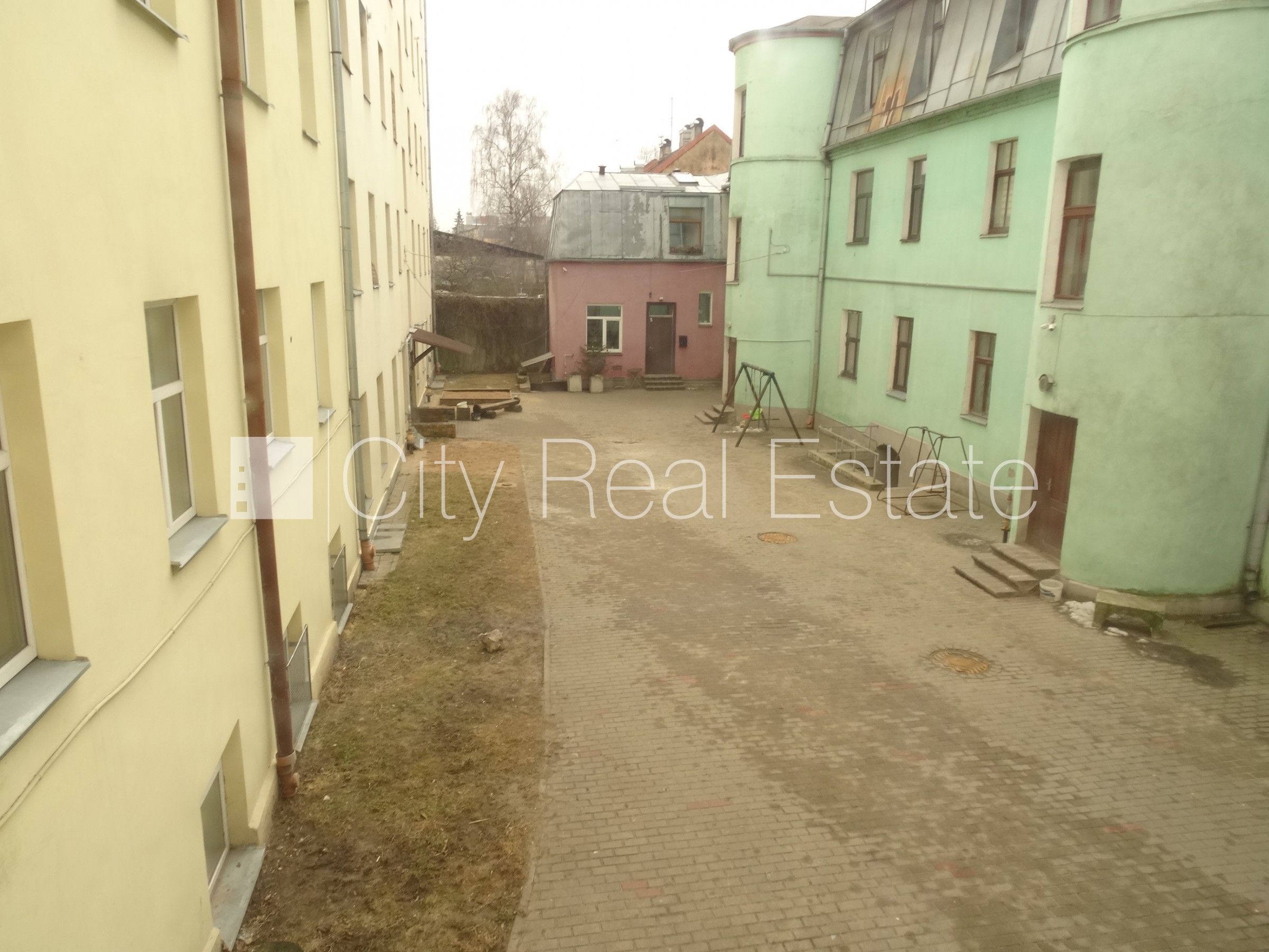 Sludinājumi. Fasādes māja, ieeja no ielas, logi vērsti uz pagalma pusi, istaba izolēta 18 m2, augstie griesti, Cena: 210 EUR/mēn Foto #4