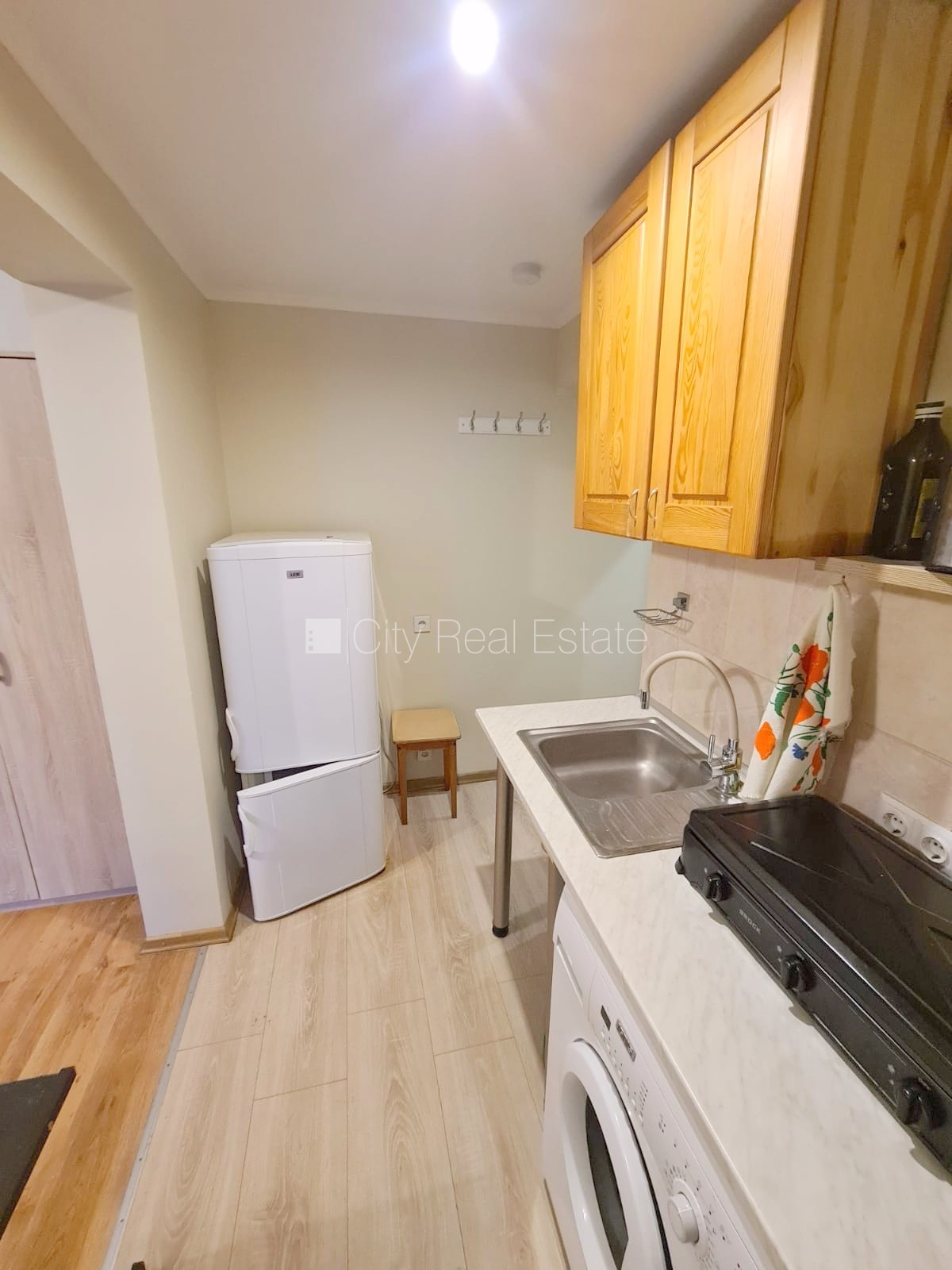 Sludinājumi. Fasādes māja, ieeja no ielas, logi vērsti uz pagalma pusi, istaba izolēta 18 m2, augstie griesti, Cena: 210 EUR/mēn Foto #10