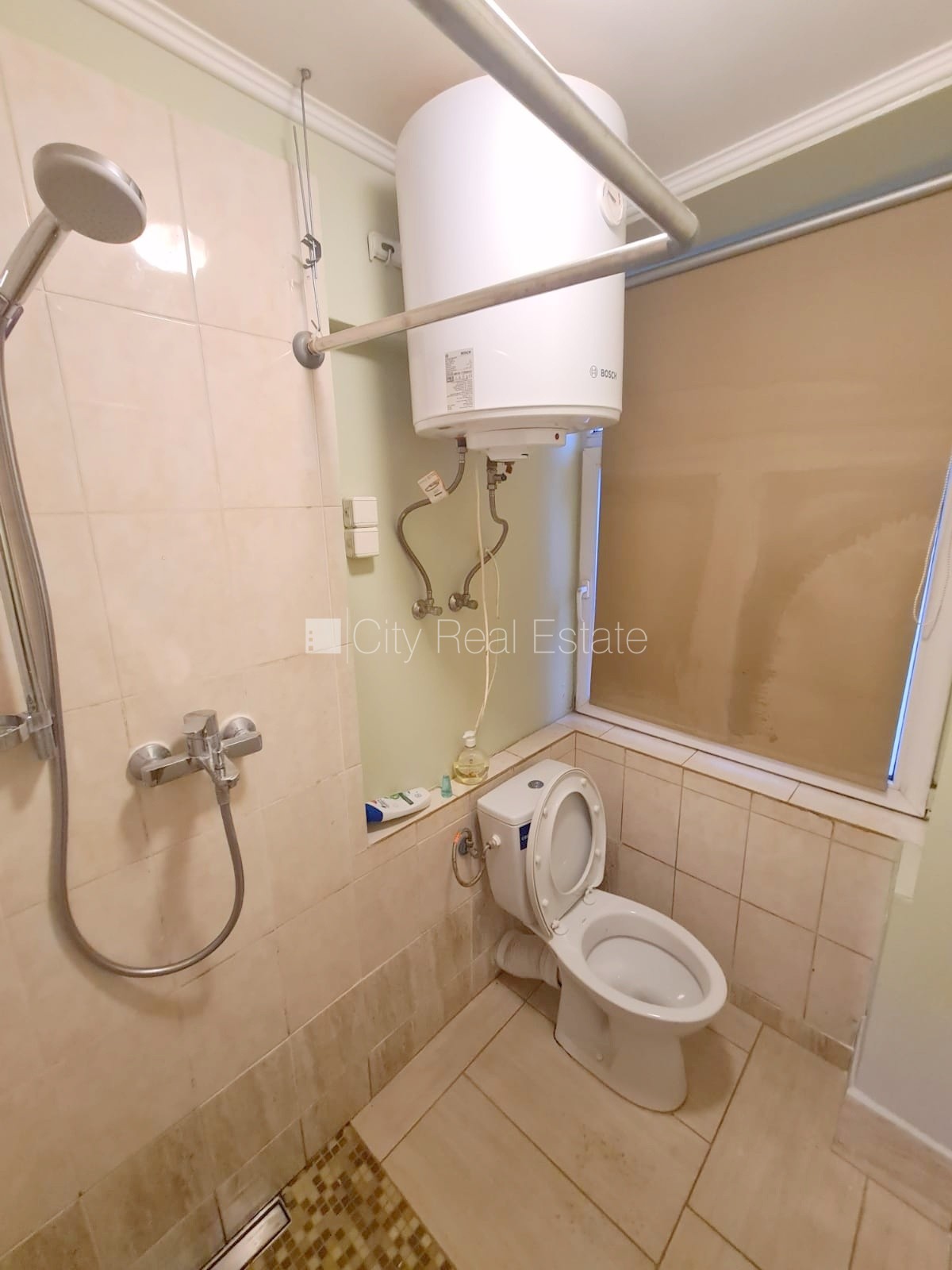 Sludinājumi. Fasādes māja, ieeja no ielas, logi vērsti uz pagalma pusi, istaba izolēta 18 m2, augstie griesti, Cena: 210 EUR/mēn Foto #14