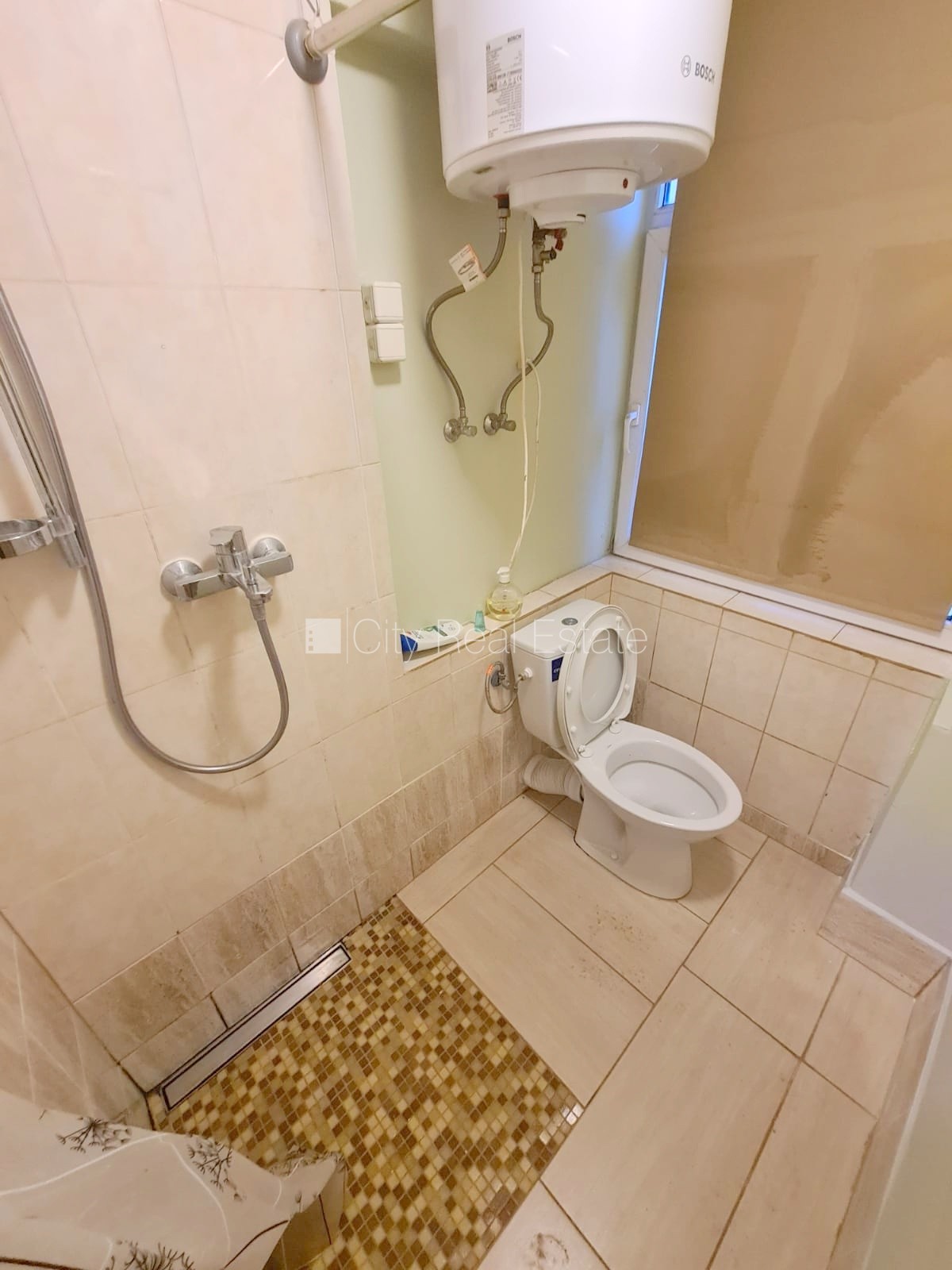 Sludinājumi. Fasādes māja, ieeja no ielas, logi vērsti uz pagalma pusi, istaba izolēta 18 m2, augstie griesti, Cena: 210 EUR/mēn Foto #13