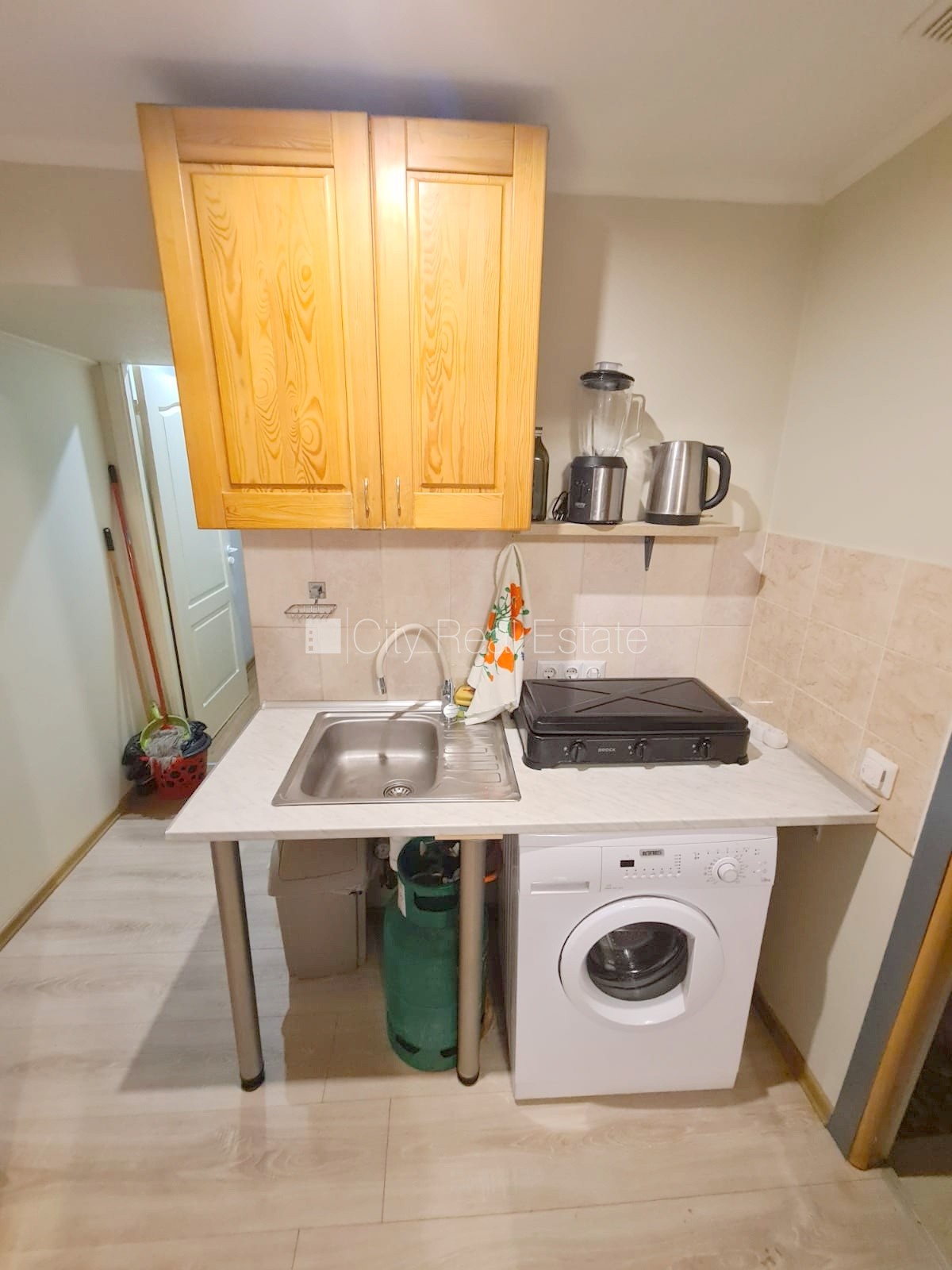 Sludinājumi. Fasādes māja, ieeja no ielas, logi vērsti uz pagalma pusi, istaba izolēta 18 m2, augstie griesti, Cena: 210 EUR/mēn Foto #11