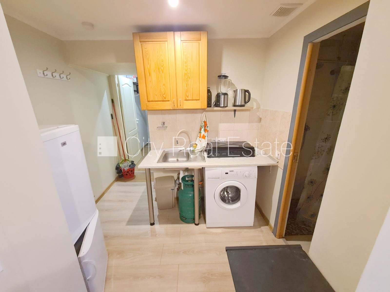 Sludinājumi. Fasādes māja, ieeja no ielas, logi vērsti uz pagalma pusi, istaba izolēta 18 m2, augstie griesti, Cena: 210 EUR/mēn Foto #12