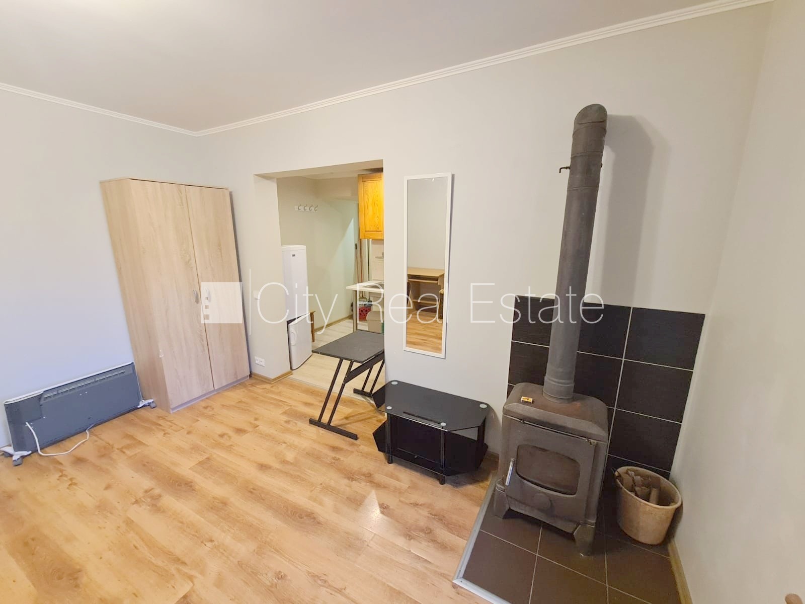 Sludinājumi. Fasādes māja, ieeja no ielas, logi vērsti uz pagalma pusi, istaba izolēta 18 m2, augstie griesti, Cena: 210 EUR/mēn Foto #8