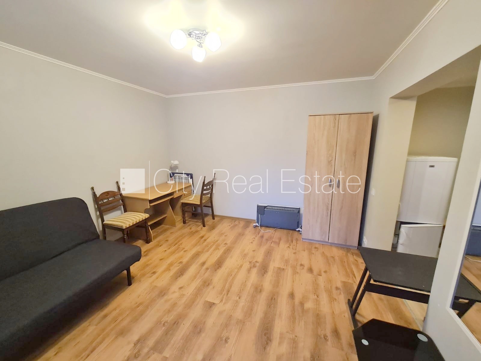 Sludinājumi. Fasādes māja, ieeja no ielas, logi vērsti uz pagalma pusi, istaba izolēta 18 m2, augstie griesti, Cena: 210 EUR/mēn Foto #7