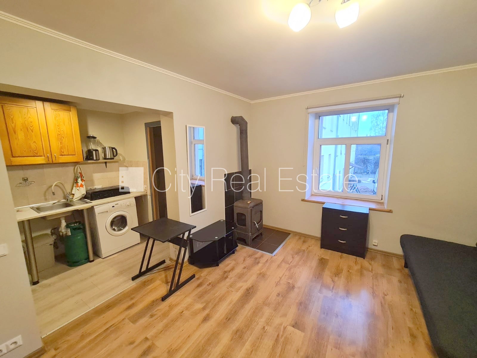 Sludinājumi. Fasādes māja, ieeja no ielas, logi vērsti uz pagalma pusi, istaba izolēta 18 m2, augstie griesti, Cena: 210 EUR/mēn Foto #5