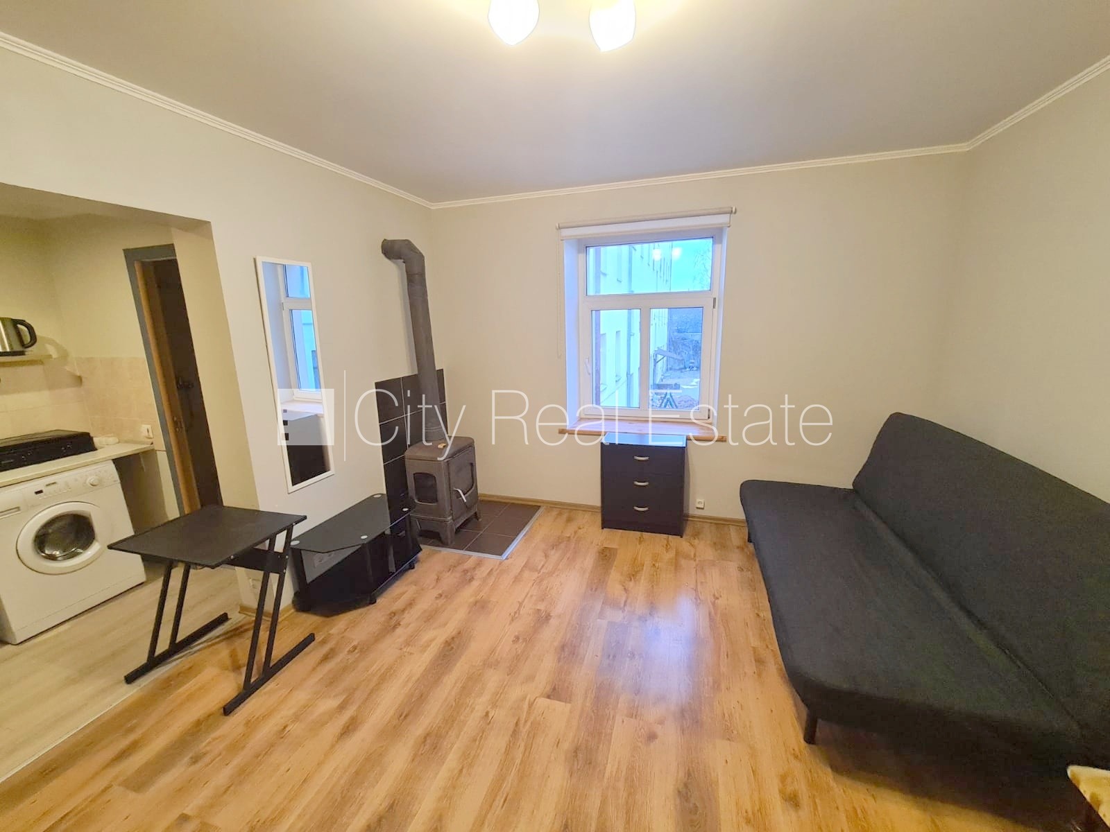 Sludinājumi. Fasādes māja, ieeja no ielas, logi vērsti uz pagalma pusi, istaba izolēta 18 m2, augstie griesti, Cena: 210 EUR/mēn Foto #1