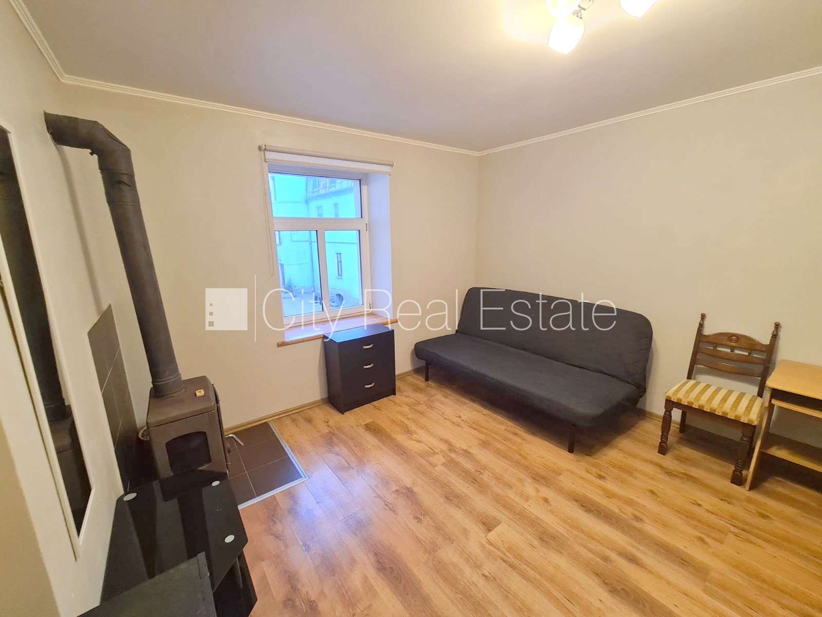 Sludinājumi. Fasādes māja, ieeja no ielas, logi vērsti uz pagalma pusi, istaba izolēta 18 m2, augstie griesti, Cena: 210 EUR/mēn Foto #2