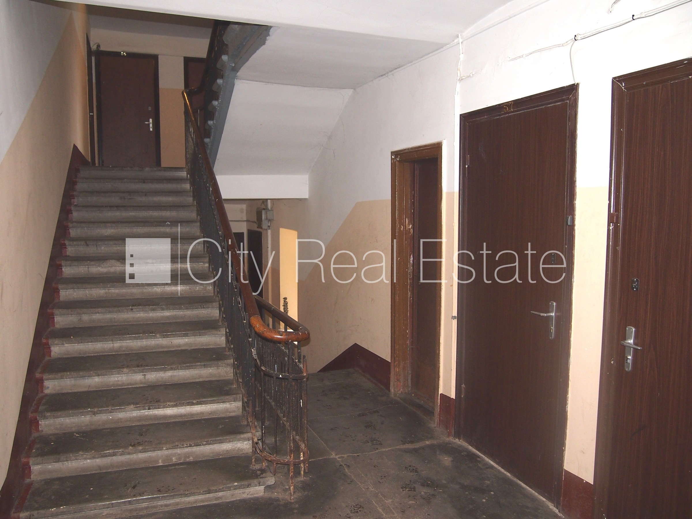 Sludinājumi. Fasādes māja, ieeja no ielas, logi vērsti uz pagalma pusi, istaba izolēta 18 m2, augstie griesti, Cena: 210 EUR/mēn Foto #17