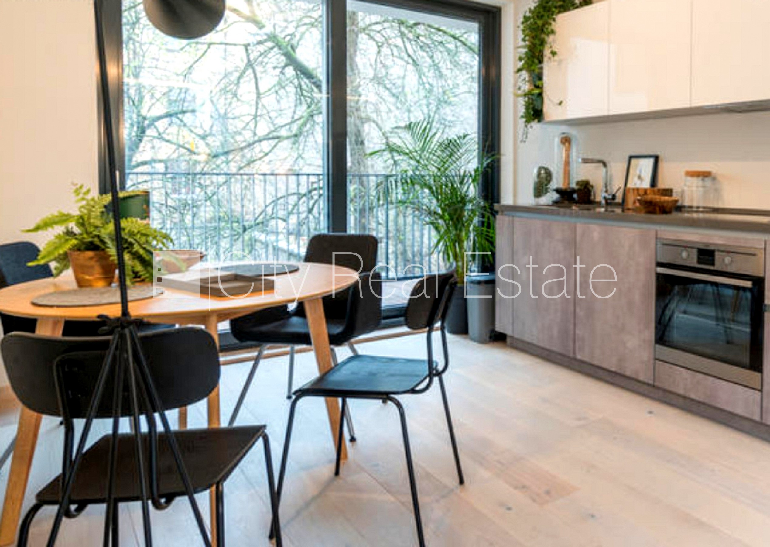 Объявление. Земля в собственности, новостройка, фасадный дом, монолитные бетонные стены, плата за обслуживание Цена: 407000 EUR Foto #2