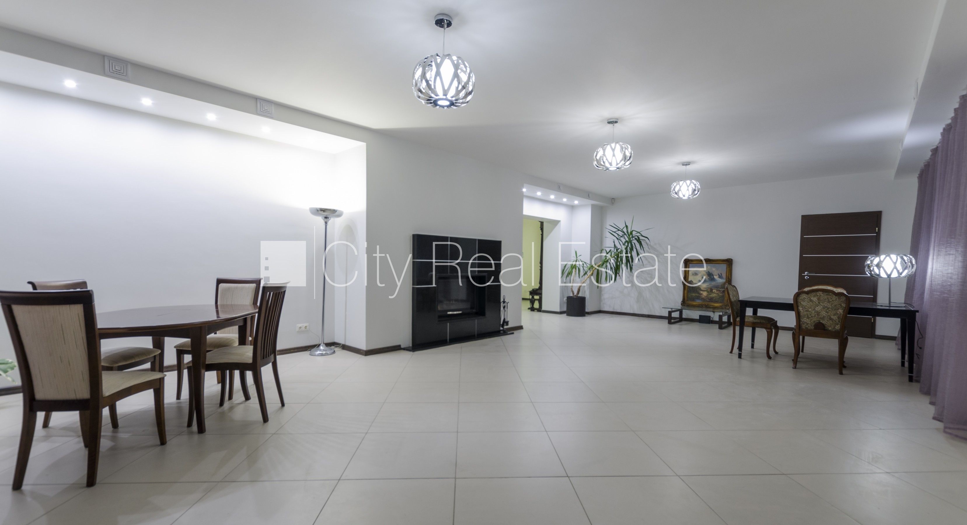 Объявление. Земля в собственности, реновированный дом, поменянное покрытие крыши, кирпичные стены, фасад с Цена: 990000 EUR Foto #4