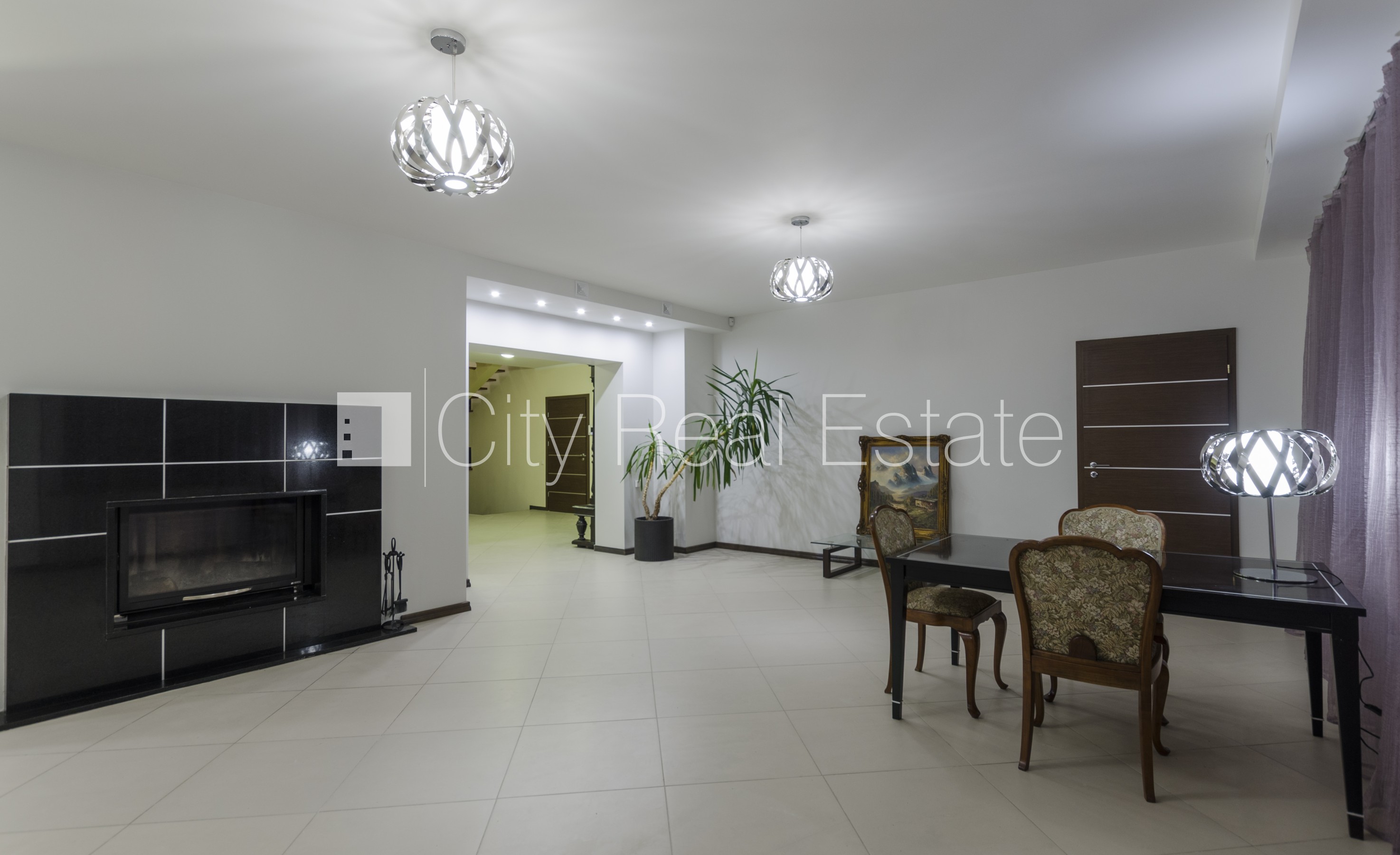 Объявление. Земля в собственности, реновированный дом, поменянное покрытие крыши, кирпичные стены, фасад с Цена: 990000 EUR Foto #5