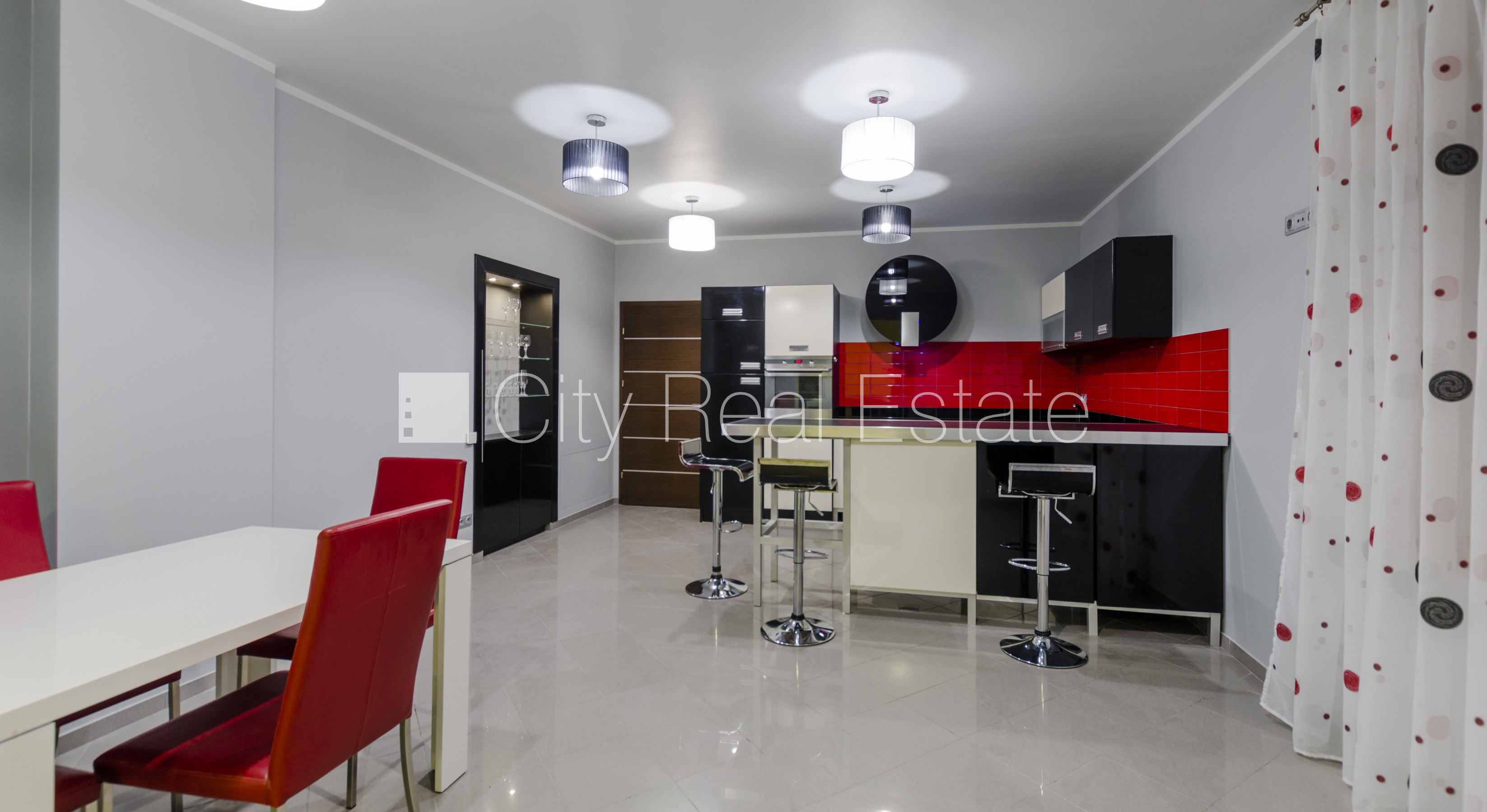 Объявление. Земля в собственности, реновированный дом, поменянное покрытие крыши, кирпичные стены, фасад с Цена: 990000 EUR Foto #8