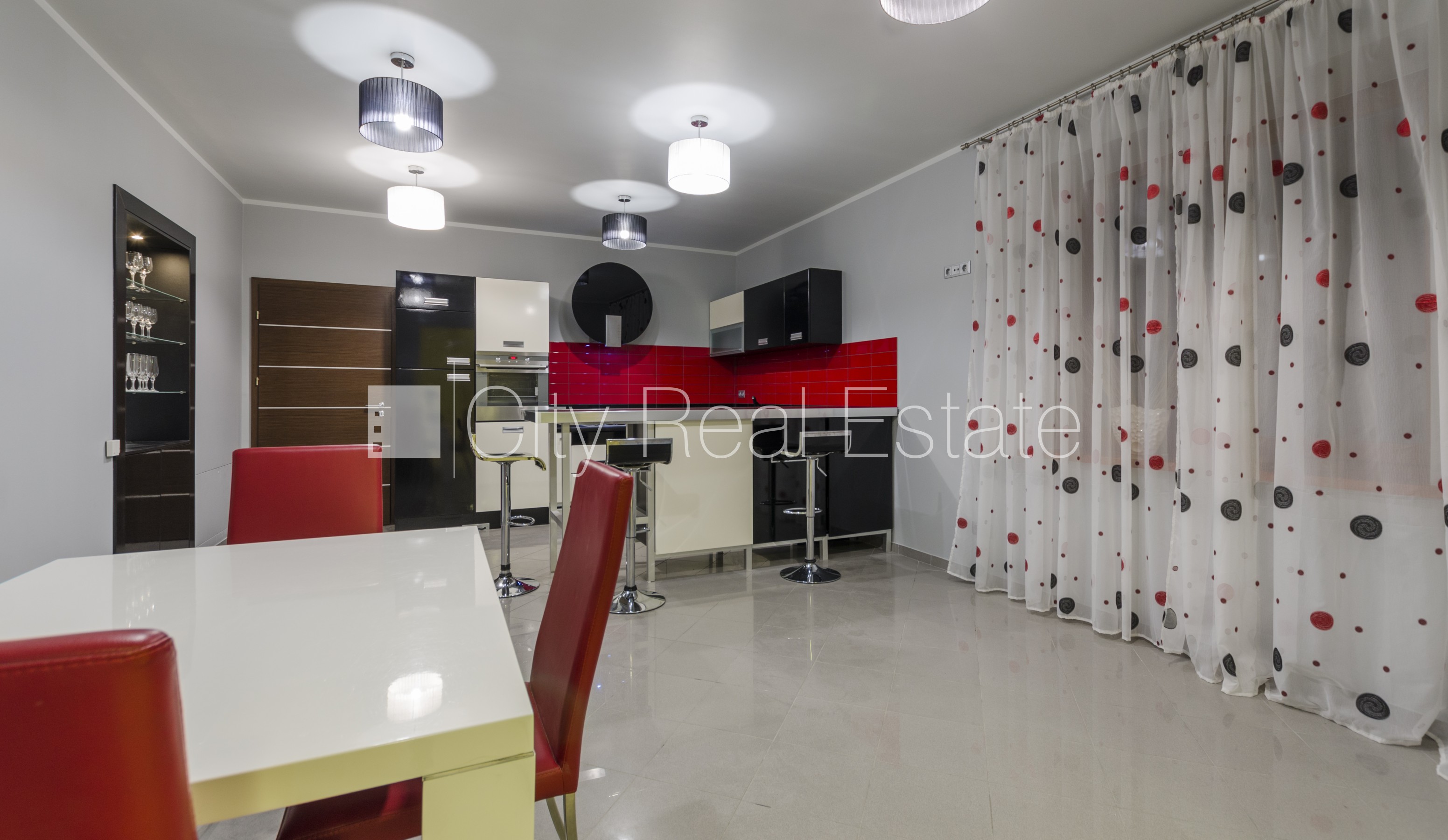 Объявление. Земля в собственности, реновированный дом, поменянное покрытие крыши, кирпичные стены, фасад с Цена: 990000 EUR Foto #9