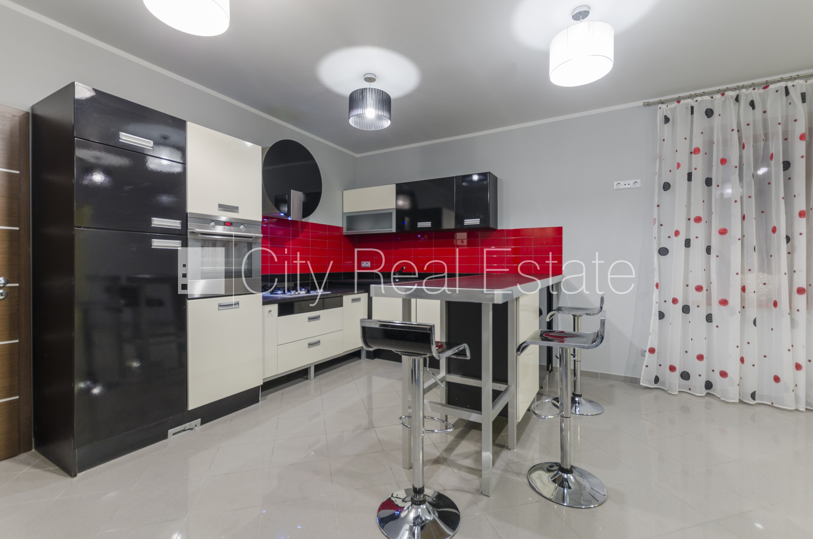 Объявление. Земля в собственности, реновированный дом, поменянное покрытие крыши, кирпичные стены, фасад с Цена: 990000 EUR Foto #10