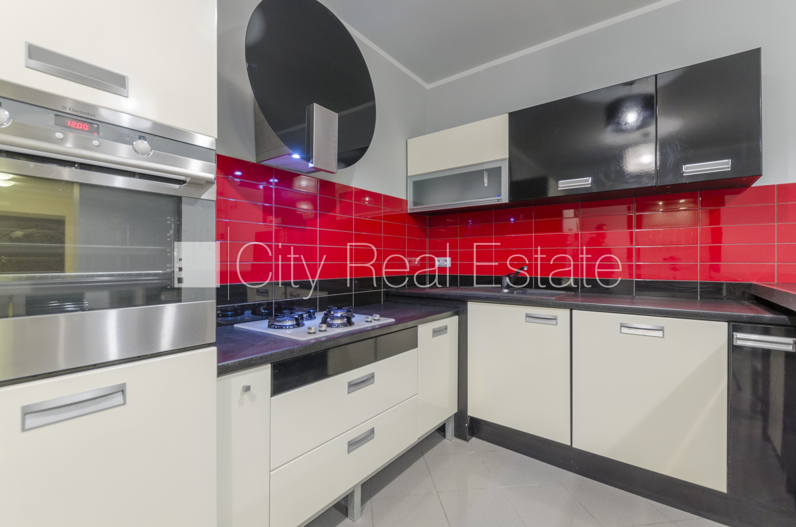 Объявление. Земля в собственности, реновированный дом, поменянное покрытие крыши, кирпичные стены, фасад с Цена: 990000 EUR Foto #11