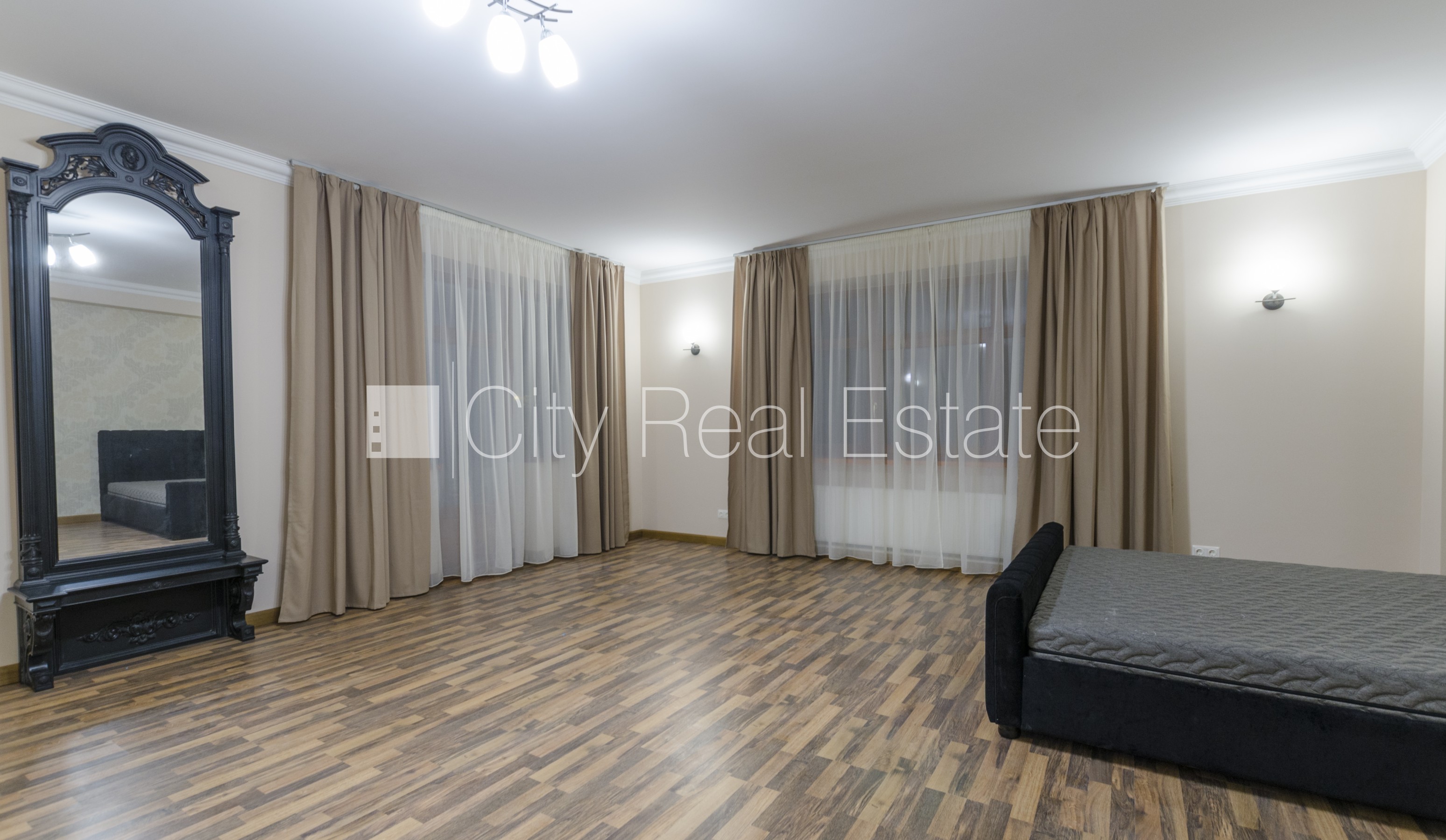 Объявление. Земля в собственности, реновированный дом, поменянное покрытие крыши, кирпичные стены, фасад с Цена: 990000 EUR Foto #15