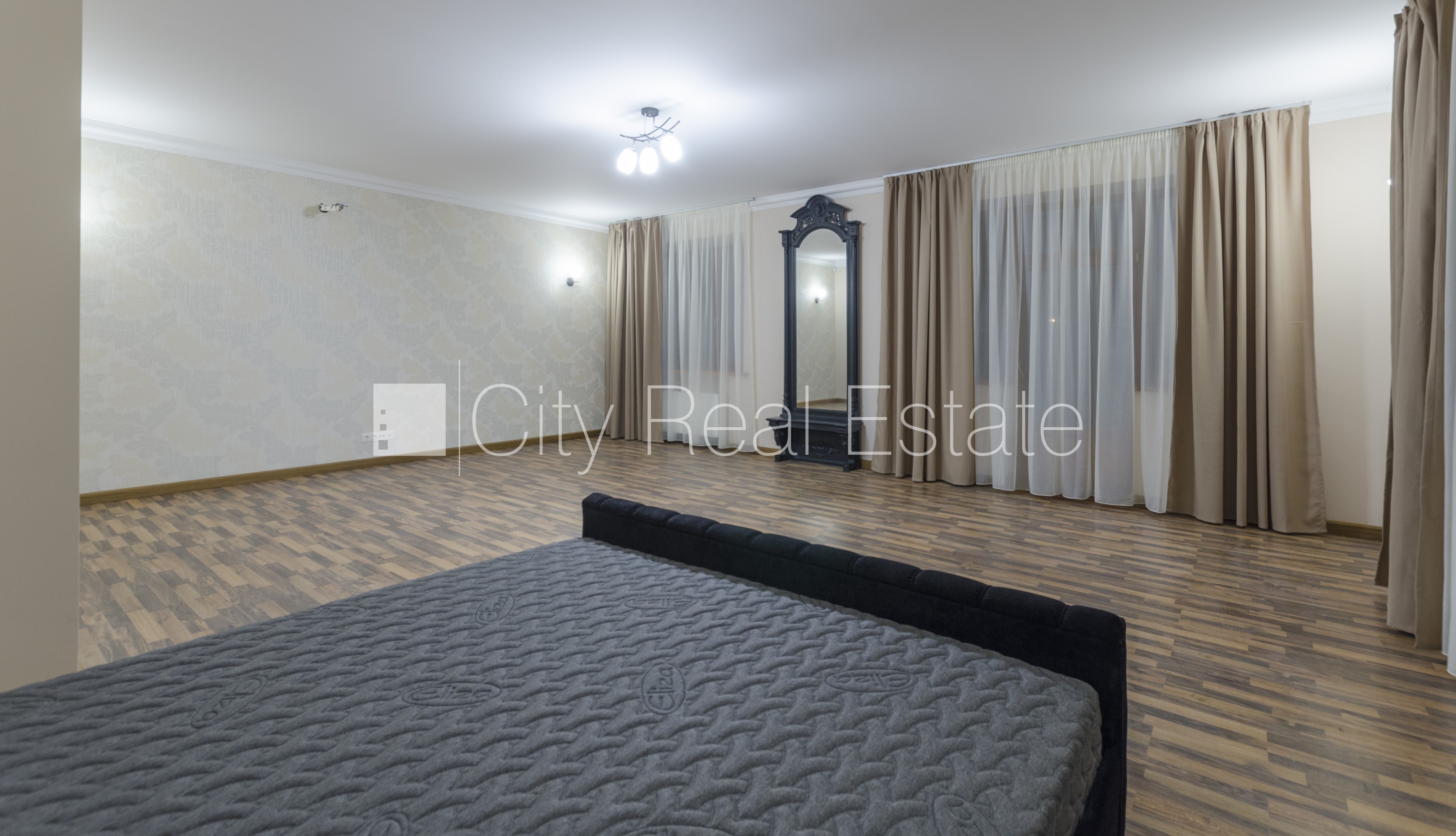 Объявление. Земля в собственности, реновированный дом, поменянное покрытие крыши, кирпичные стены, фасад с Цена: 990000 EUR Foto #16