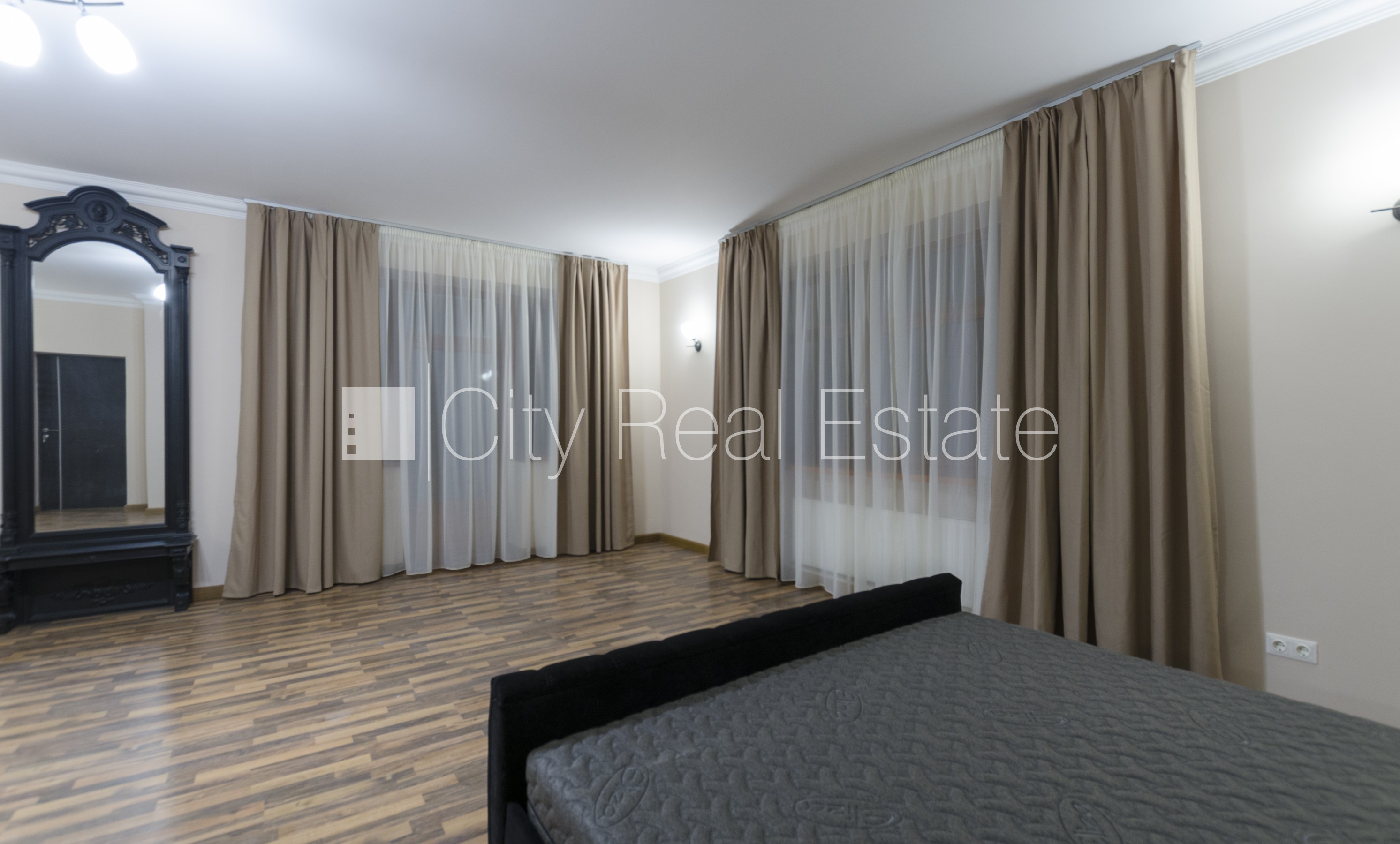 Объявление. Земля в собственности, реновированный дом, поменянное покрытие крыши, кирпичные стены, фасад с Цена: 990000 EUR Foto #17