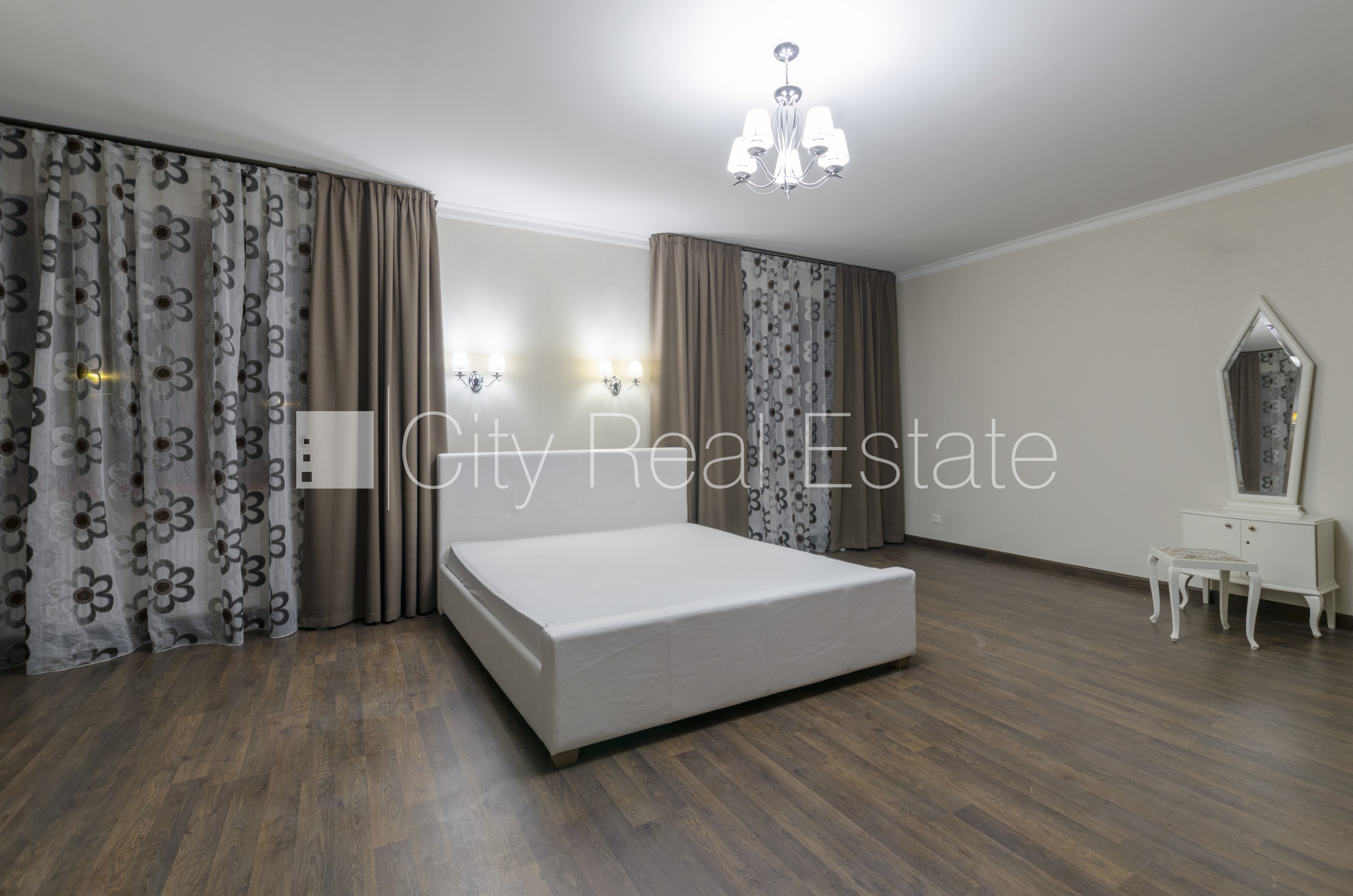 Объявление. Земля в собственности, реновированный дом, поменянное покрытие крыши, кирпичные стены, фасад с Цена: 990000 EUR Foto #13