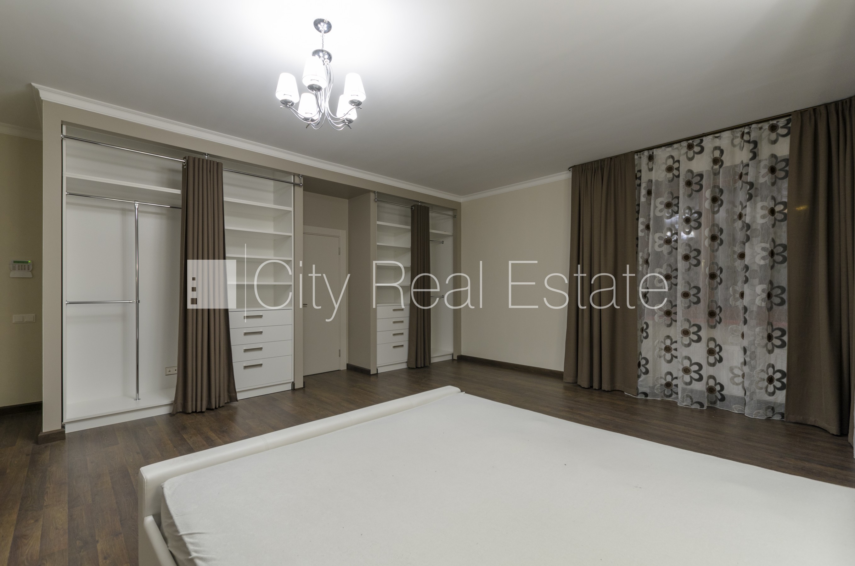 Объявление. Земля в собственности, реновированный дом, поменянное покрытие крыши, кирпичные стены, фасад с Цена: 990000 EUR Foto #19