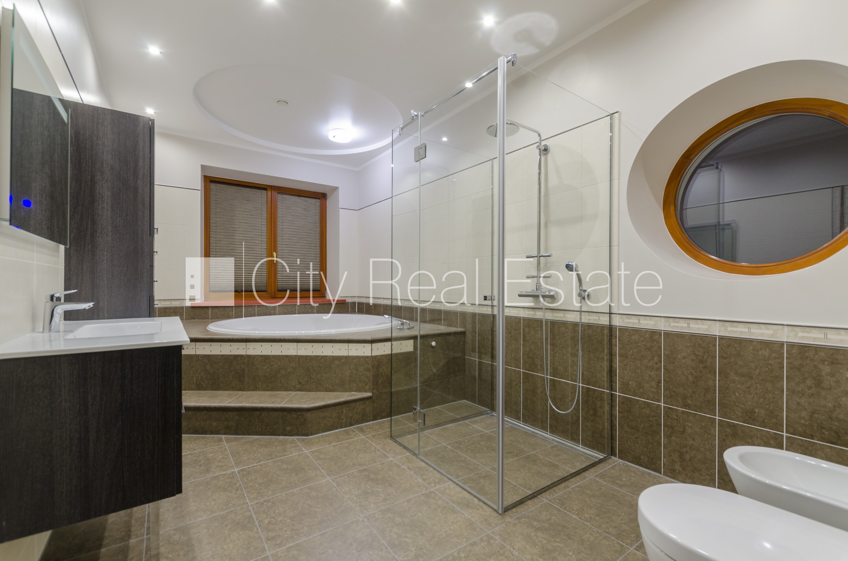 Объявление. Земля в собственности, реновированный дом, поменянное покрытие крыши, кирпичные стены, фасад с Цена: 990000 EUR Foto #20