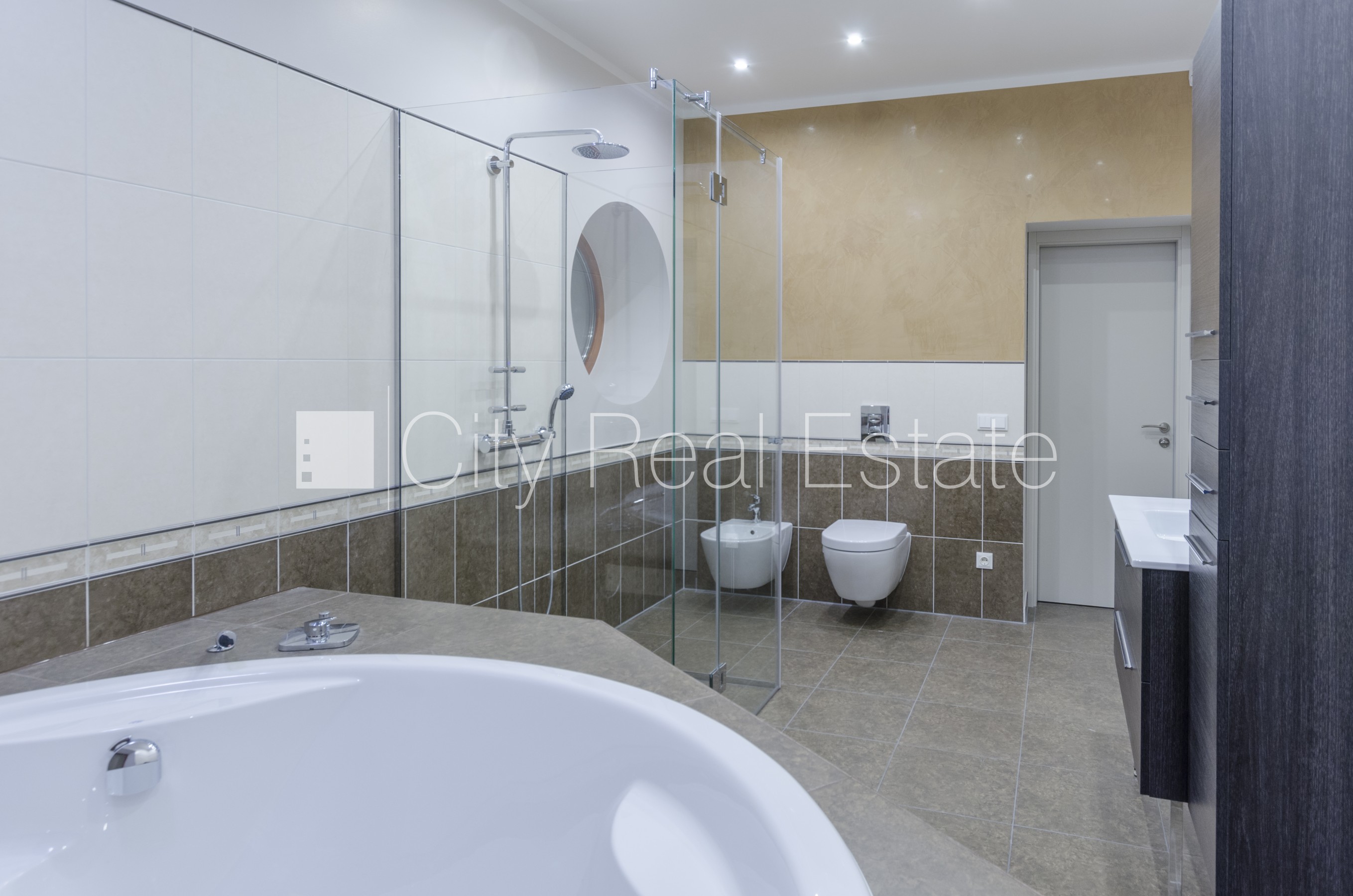 Объявление. Земля в собственности, реновированный дом, поменянное покрытие крыши, кирпичные стены, фасад с Цена: 990000 EUR Foto #22