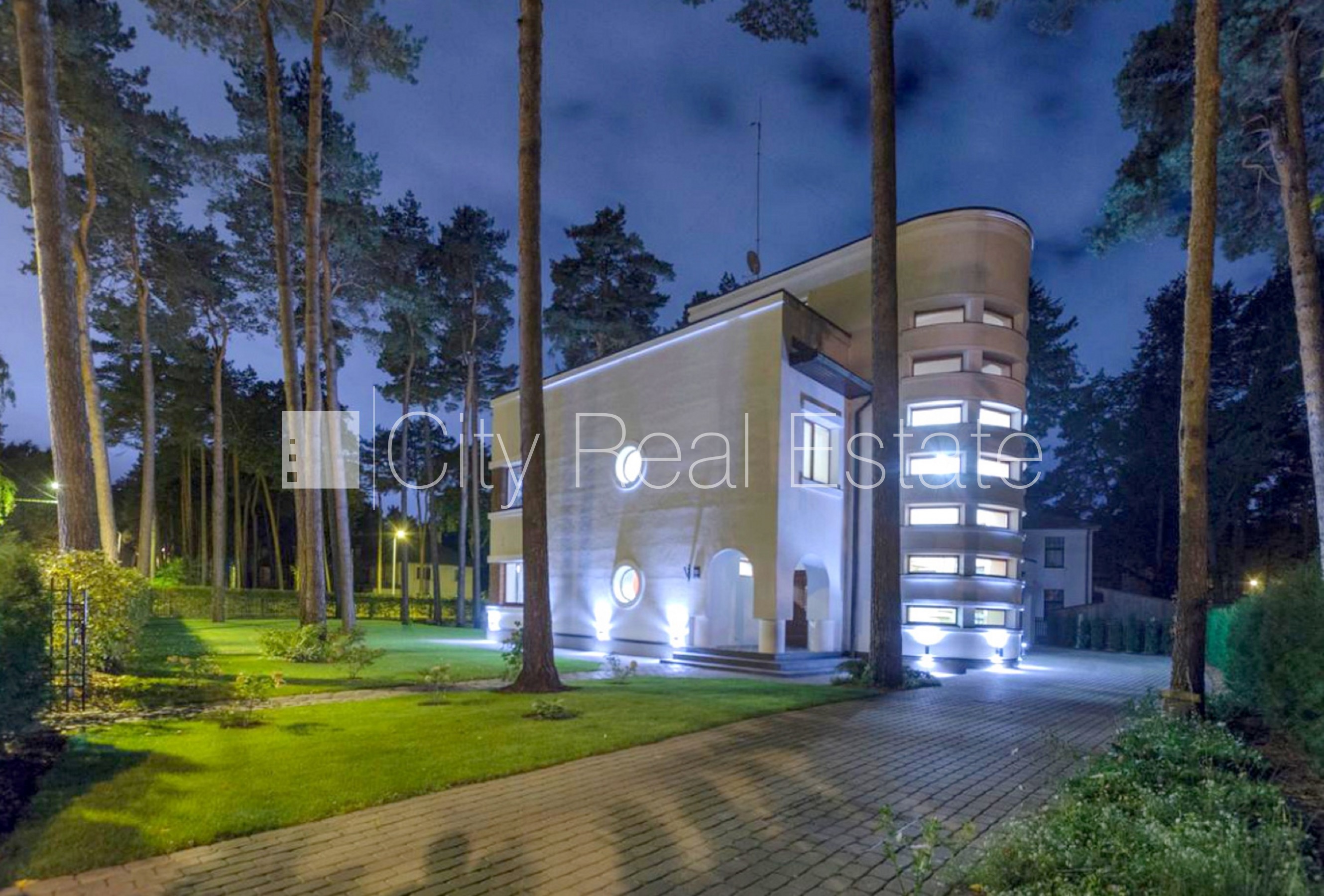 Объявление. Земля в собственности, реновированный дом, поменянное покрытие крыши, кирпичные стены, фасад с Цена: 990000 EUR Foto #1