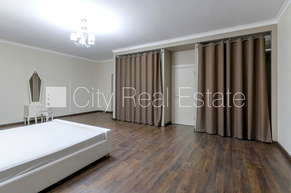 Объявление. Земля в собственности, реновированный дом, поменянное покрытие крыши, кирпичные стены, фасад с Цена: 990000 EUR Foto #14