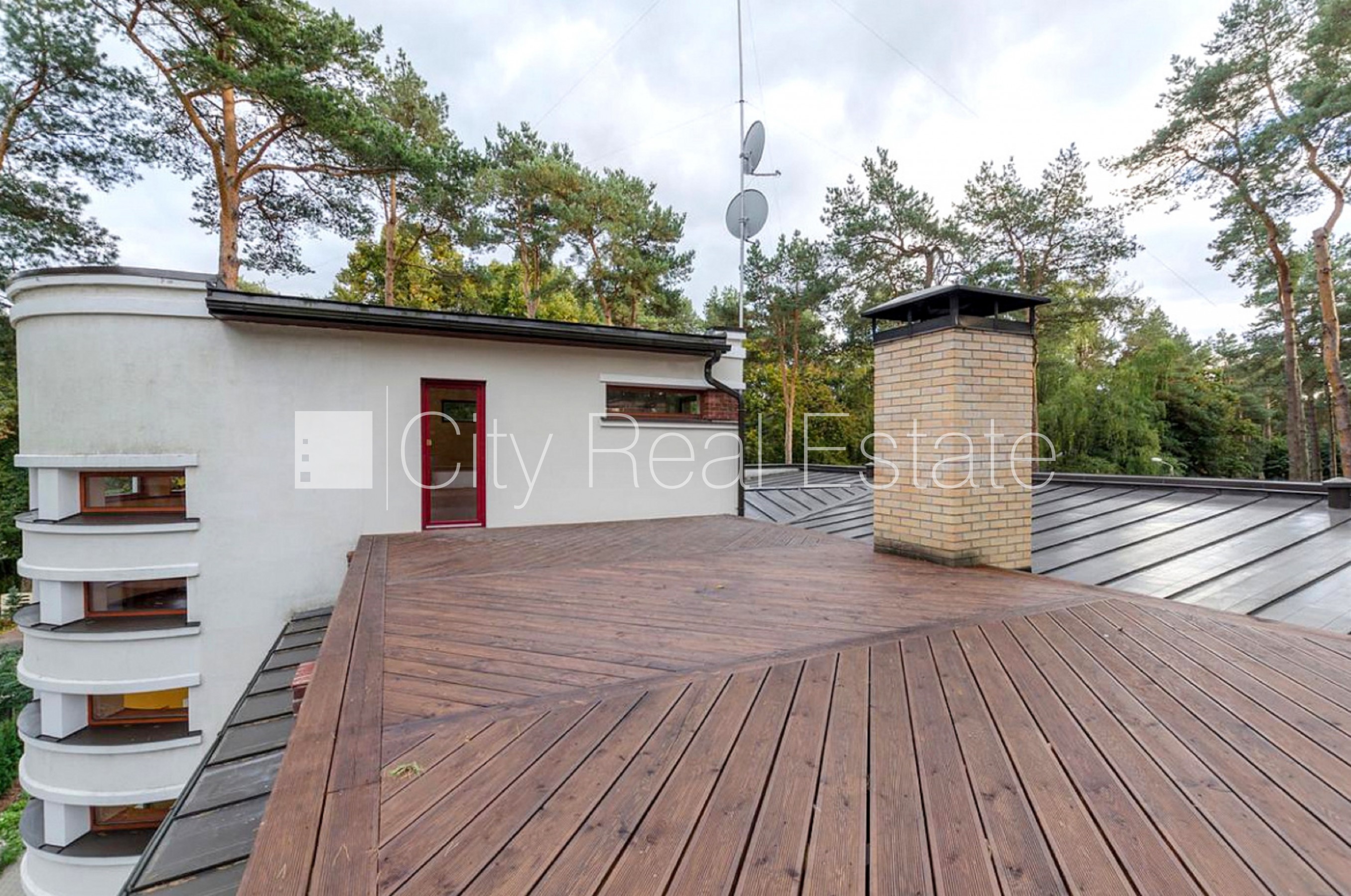 Объявление. Земля в собственности, реновированный дом, поменянное покрытие крыши, кирпичные стены, фасад с Цена: 990000 EUR Foto #25