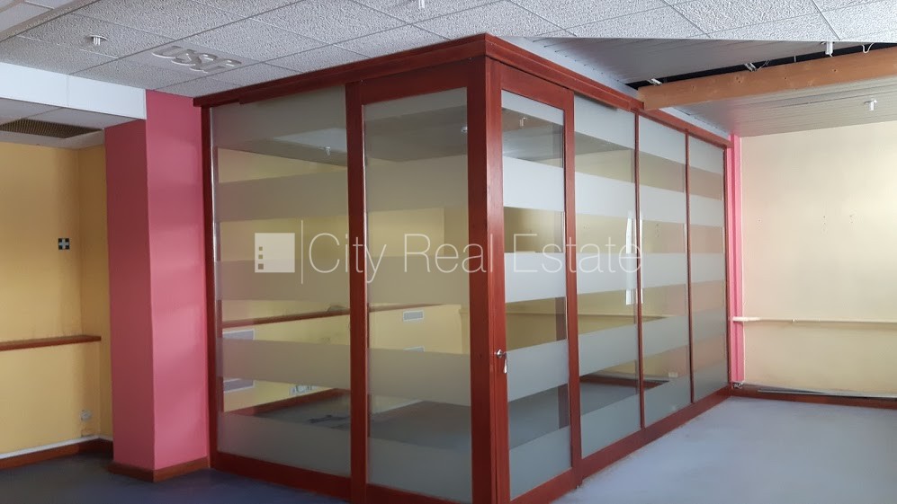 Объявление. Закрытая территория, территория обнесена железным забором, места для нескольких машин, лестничная Цена: 296 EUR/мес. Foto #2