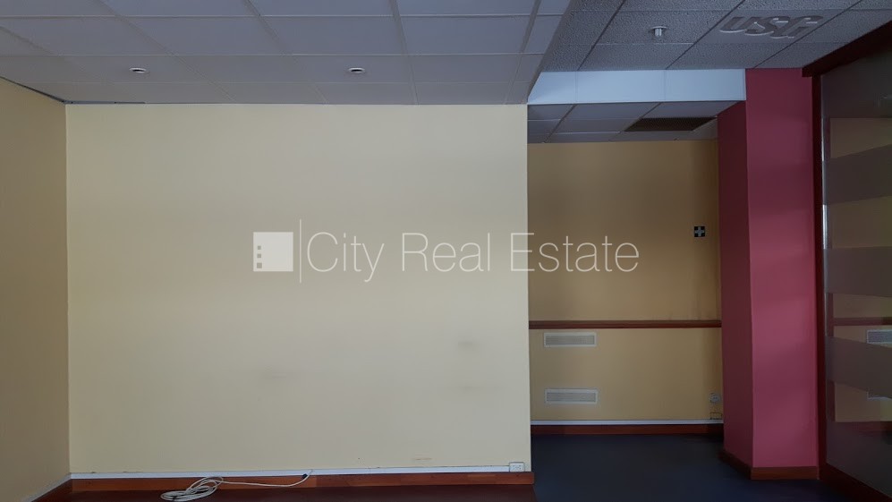 Объявление. Закрытая территория, территория обнесена железным забором, места для нескольких машин, лестничная Цена: 296 EUR/мес. Foto #3